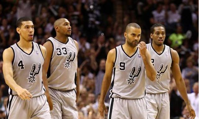 欧文突破制造罚球机会（欧文强突造犯规获罚球）