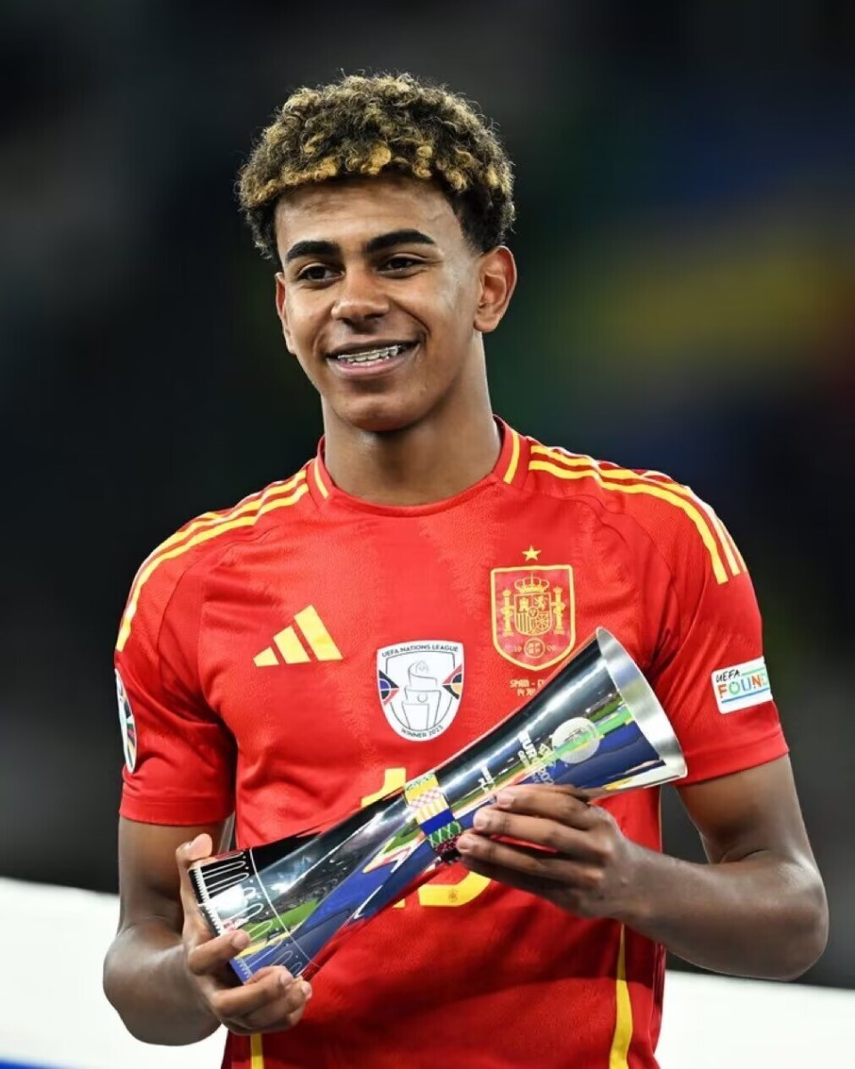 泰山纪念建队32周年，队史5次夺顶级联赛冠军，8次足协杯冠军（泰山队庆祝成立32周年：队史5夺顶级联赛桂冠、8捧足协杯）