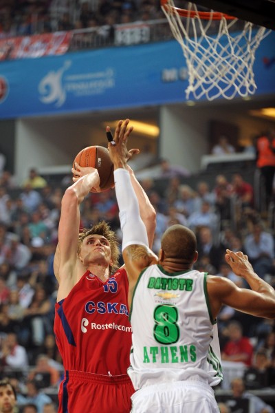 世界杯预热海报里没有C罗遭质疑，FIFA删除原海报改“怀旧”（世界杯预热海报未见C罗惹争议，FIFA删帖改推“怀旧版”）