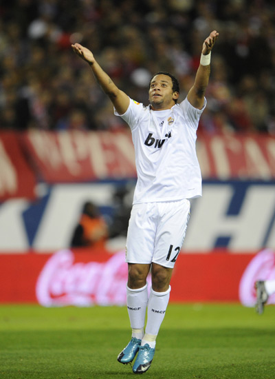 欧文突破两人防守完成得分