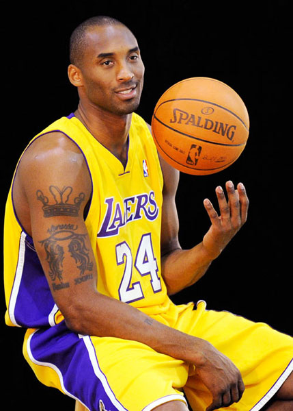 西甲：巴萨客胜扩大领先，皇马主场爆冷输球，VAR再度抢戏（西甲综述：巴萨客场取胜继续领跑，皇马主场遭冷门，VAR再成焦点）