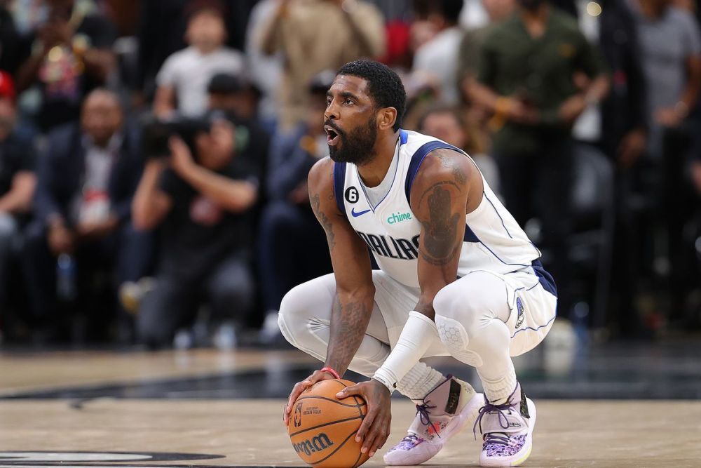 记者：米兰将与莱万经纪人会面讨论转会，伊布支持这一交易（记者称米兰计划与莱万经纪人商谈转会，伊布力挺这笔交易）